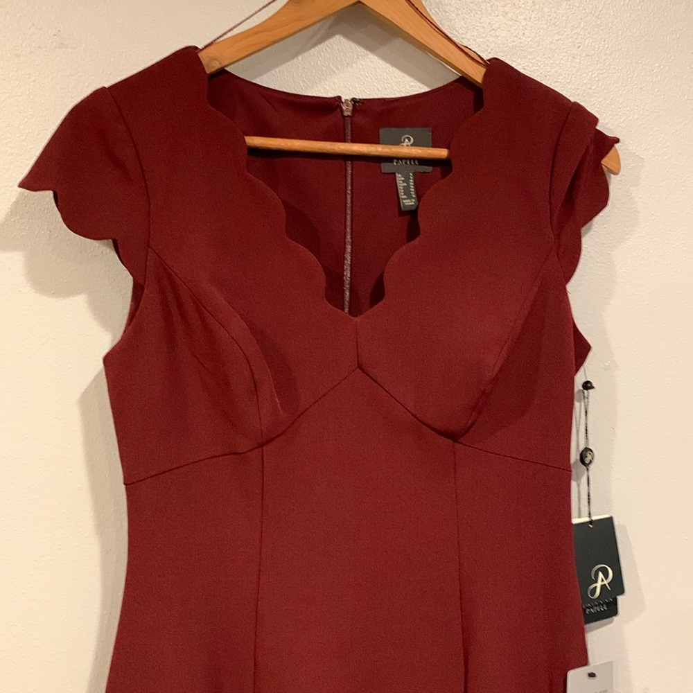 💕Adriana Papell Scalloped neckline dress